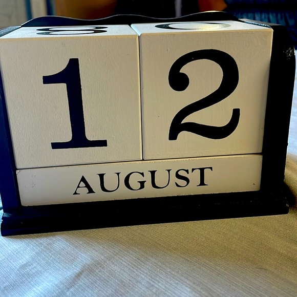 Perpetual Block Calendar - Picture 1 of 3